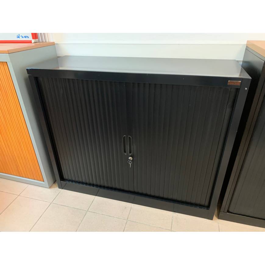 Armoire basse noire